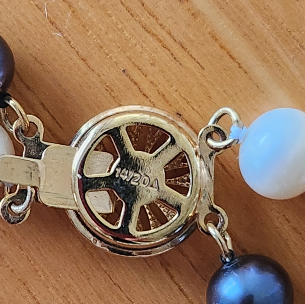 Elegant Black and White Pearl Necklace - Picture 2 of 2